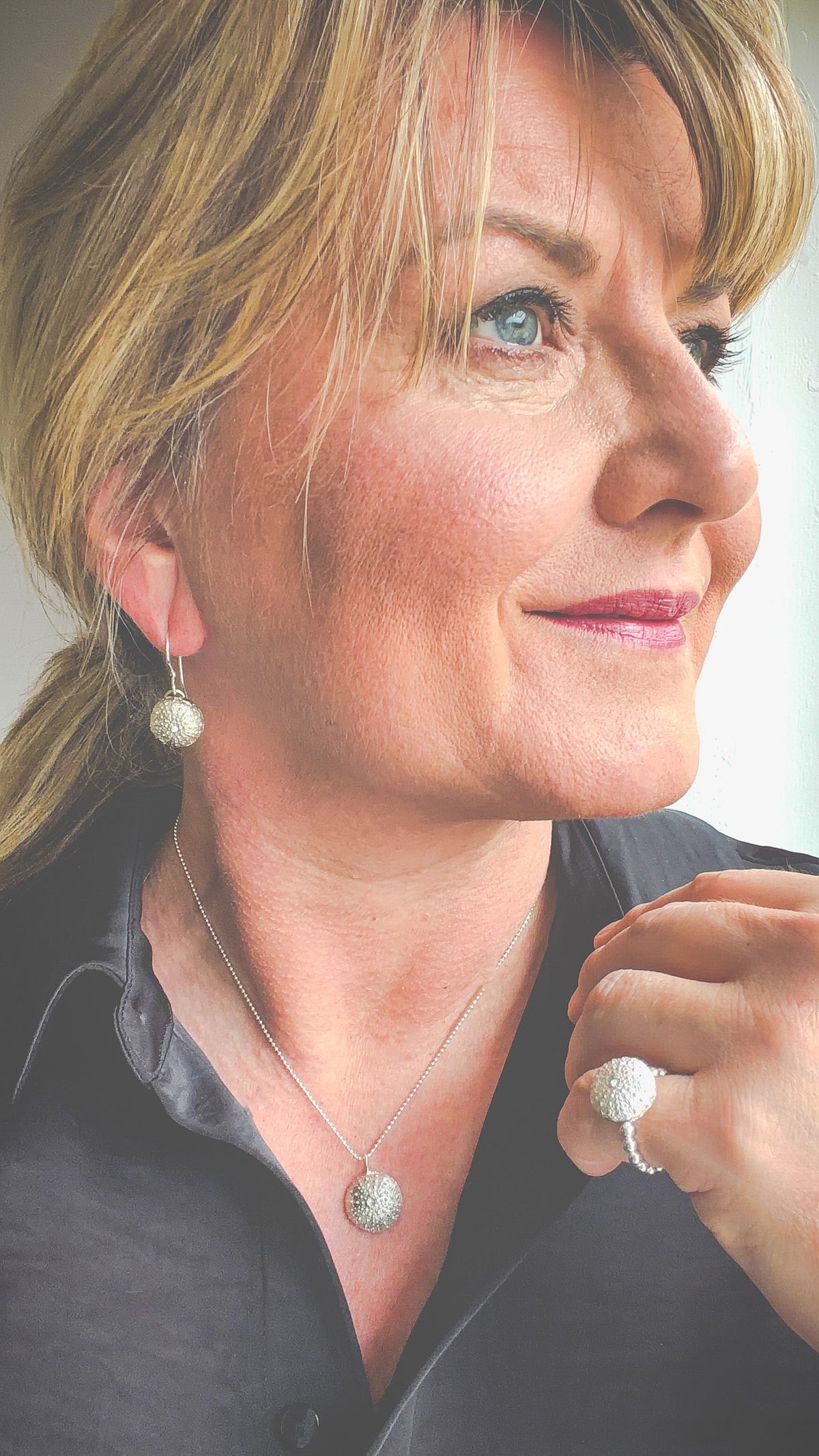 Små Kråkebolle ørepynt i sølv | Lofoten Jewelry