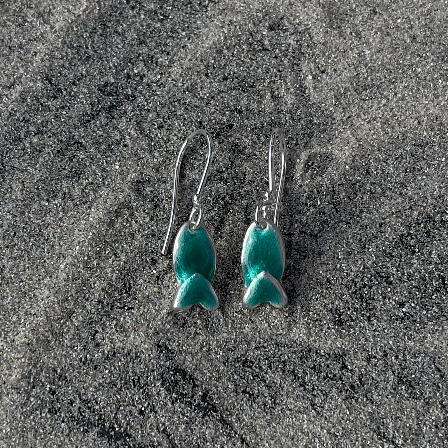 Lofoten Jewelry Farbkleckse Ohrringe – Liebesfisch Seegrün