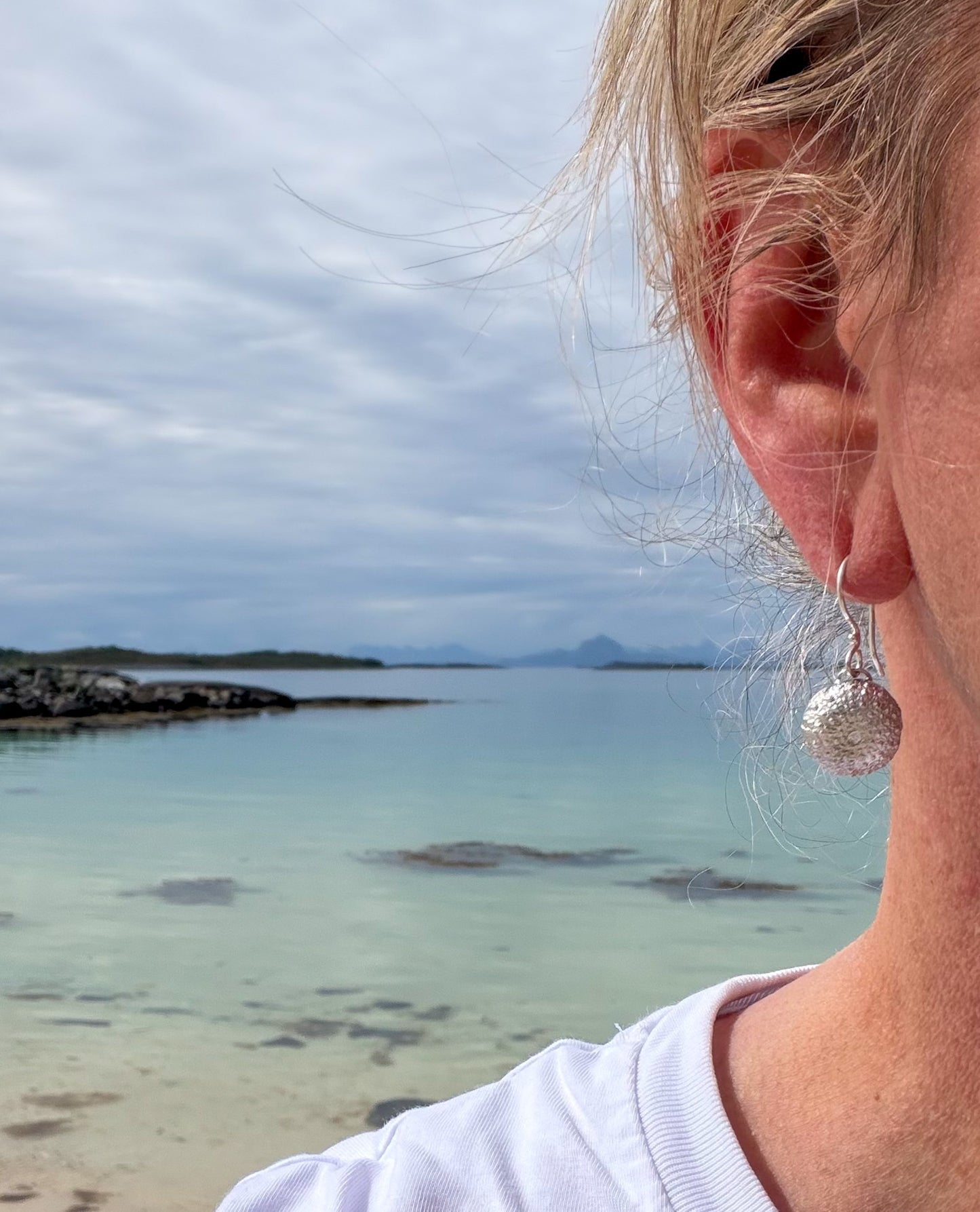 Små Kråkebolle ørepynt i sølv | Lofoten Jewelry