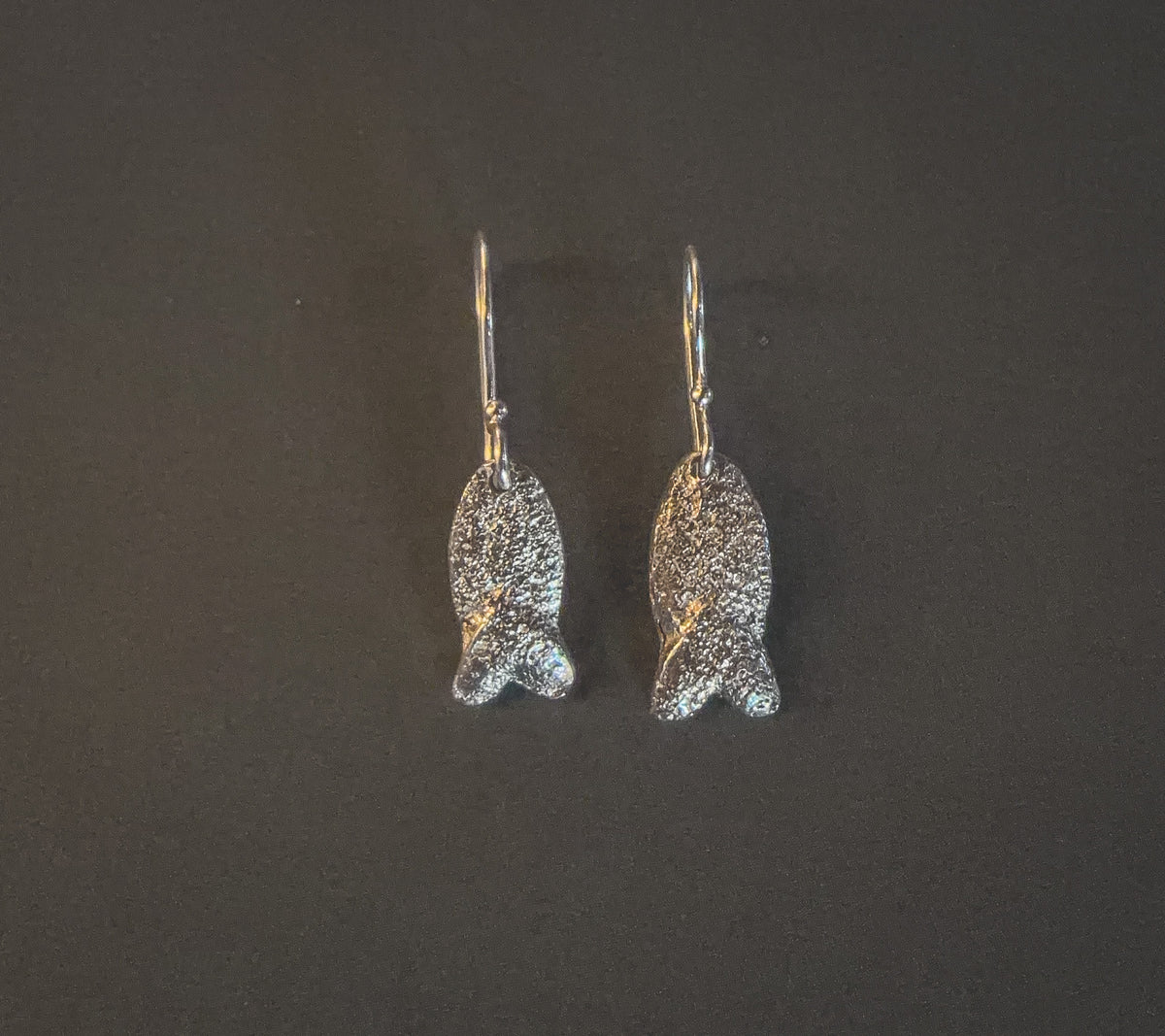SandSpor Liebesfisch – Hängende Ohrringe aus Silber | Lofoten Jewelry