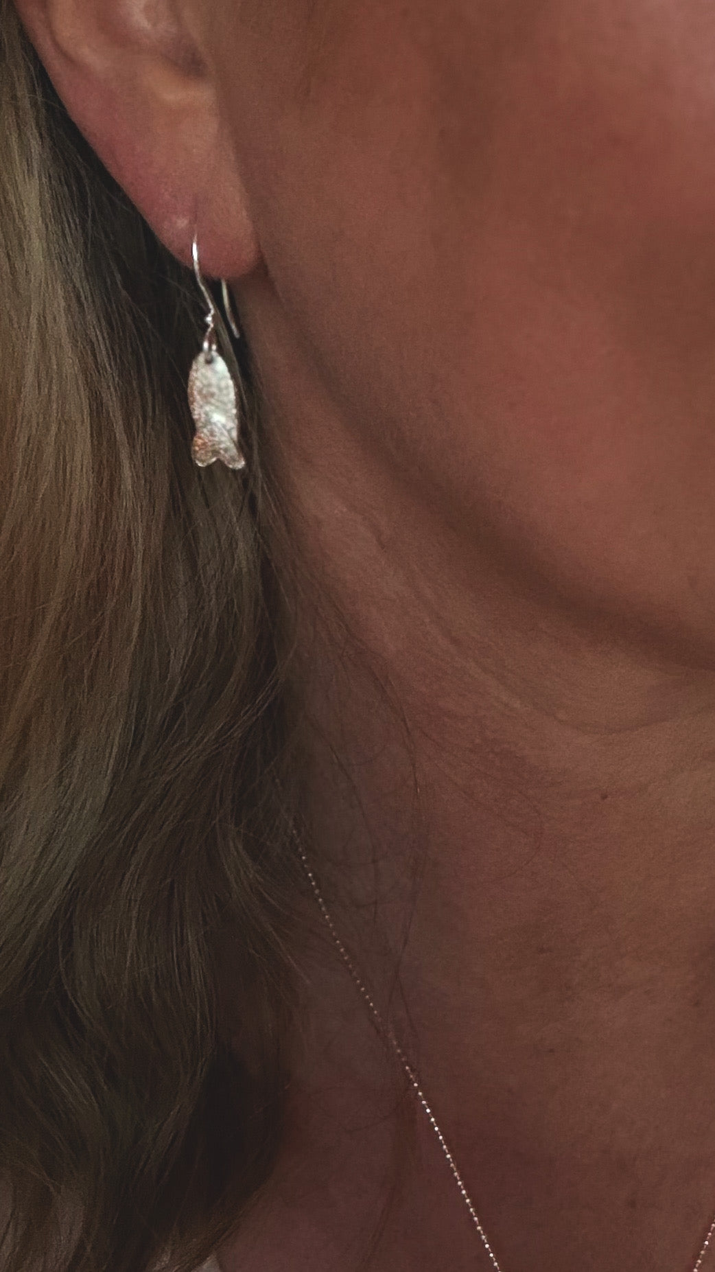 SandSpor Liebesfisch – Hängende Ohrringe aus Silber | Lofoten Jewelry