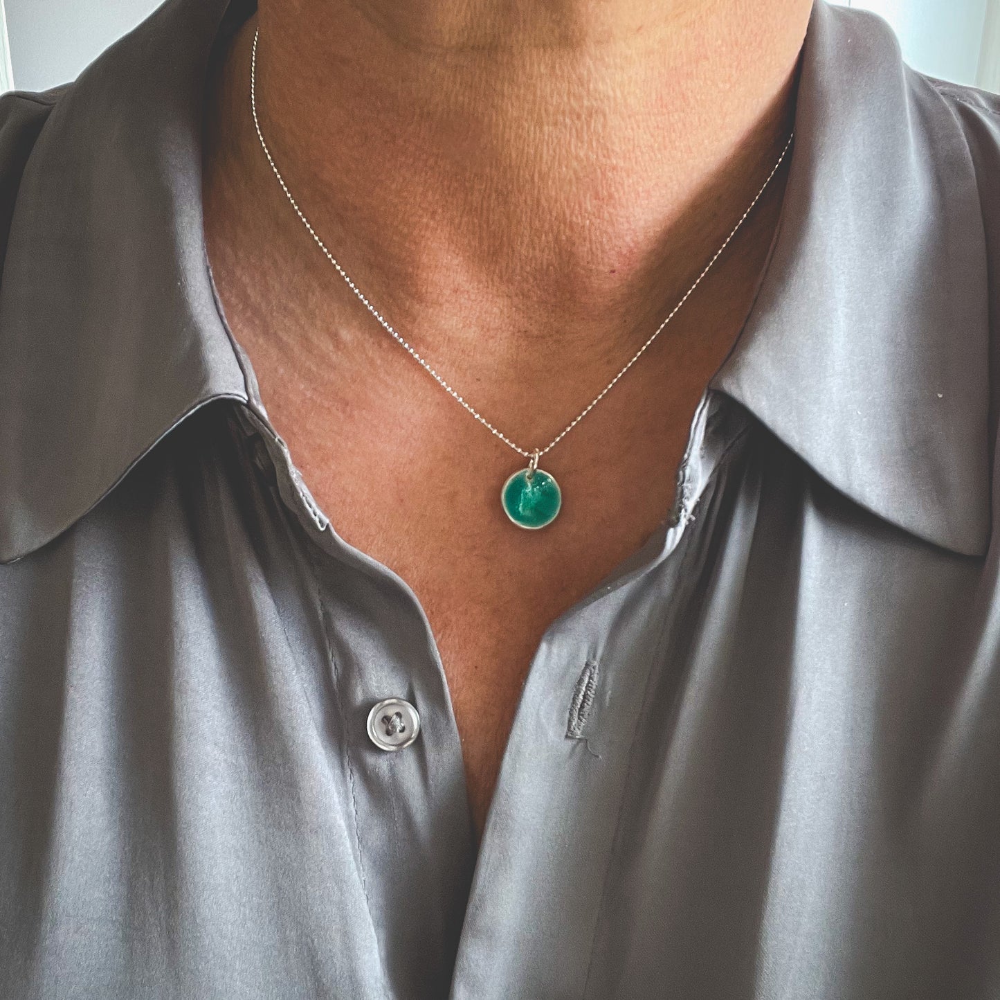 Lofoten Jewelry Farbkleckse Halskette – Glasemaille / Seegrün