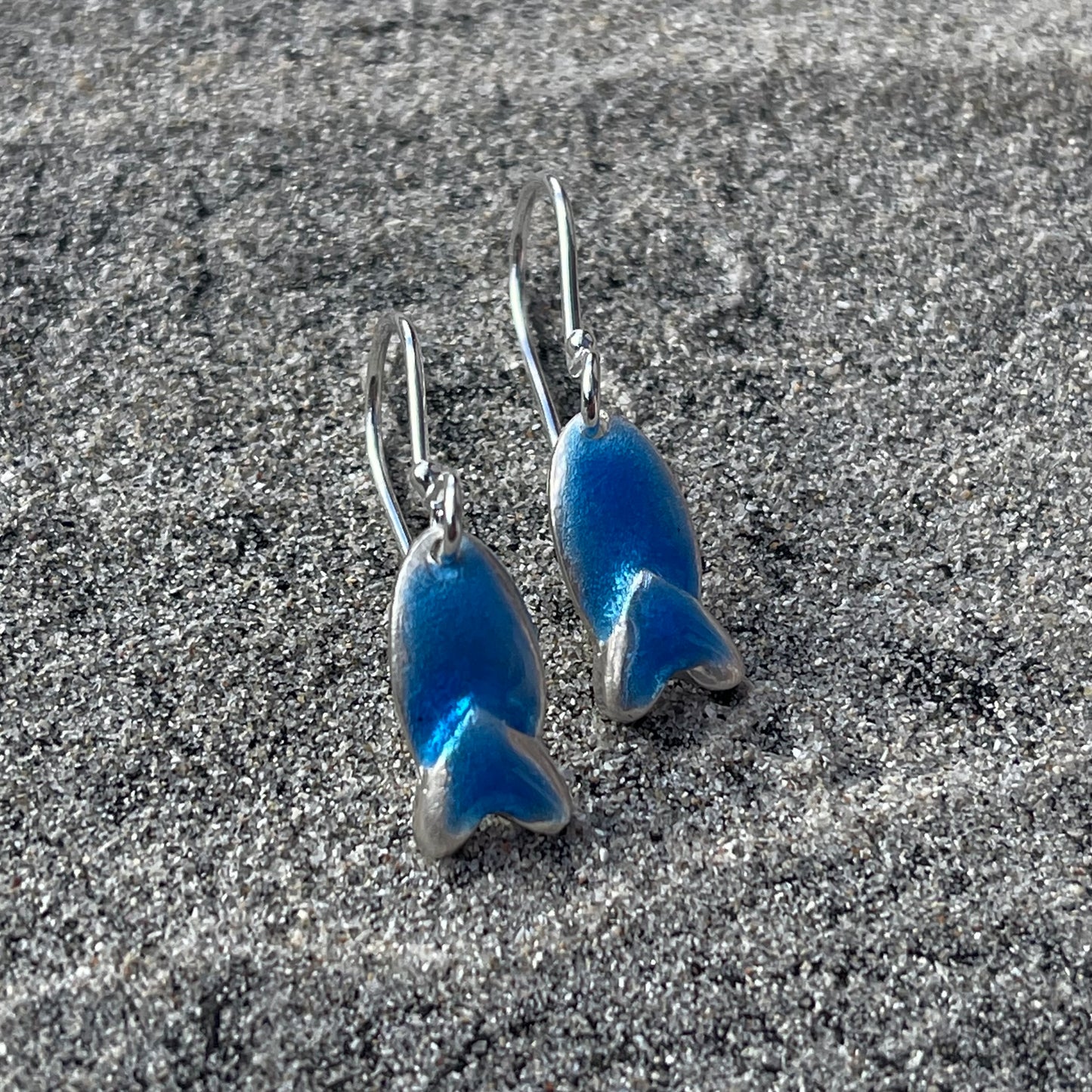 Lofoten Jewelry Farbkleckse Ohrringe – Liebesfisch Wasserblau