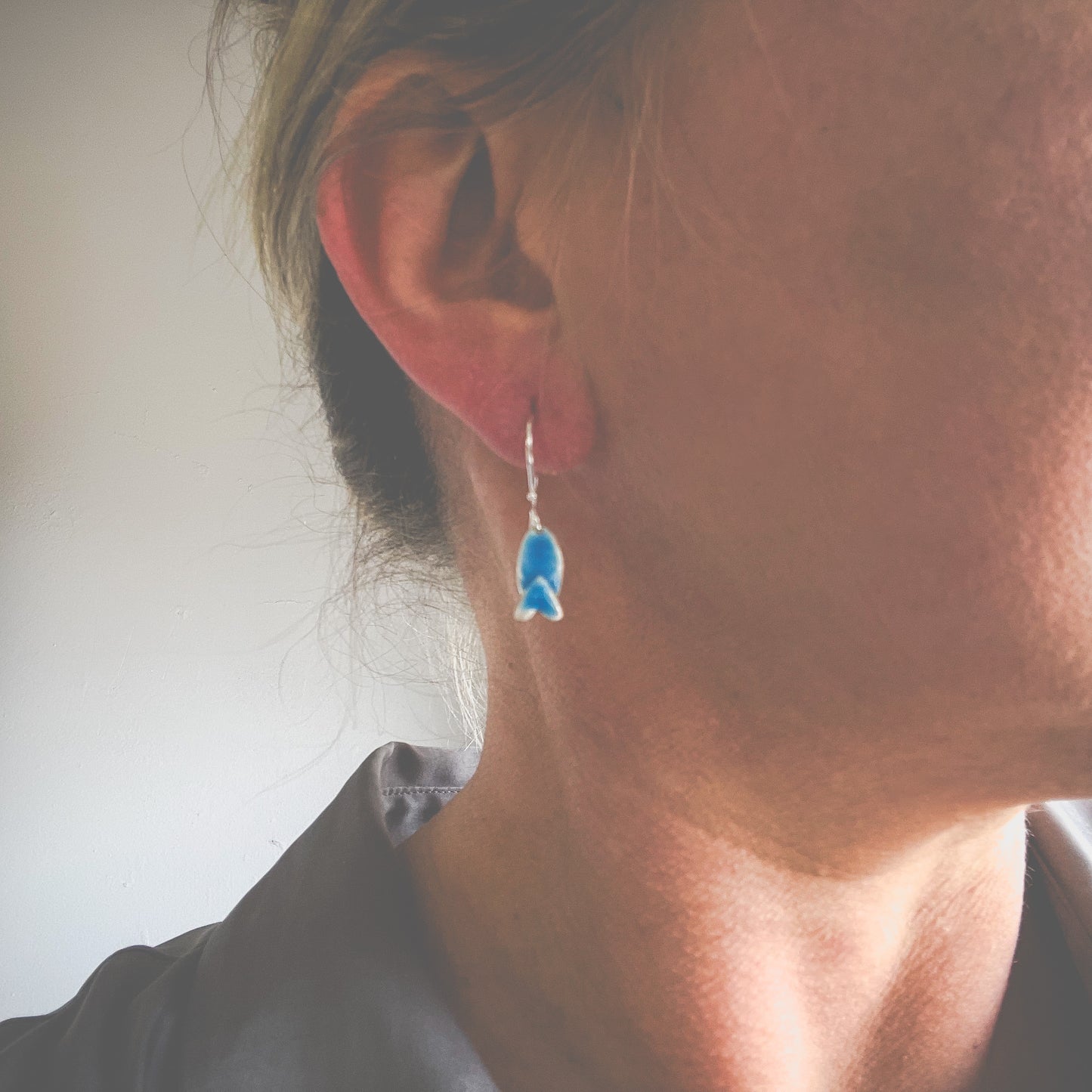 Lofoten Jewelry Farbkleckse Ohrringe – Liebesfisch Wasserblau