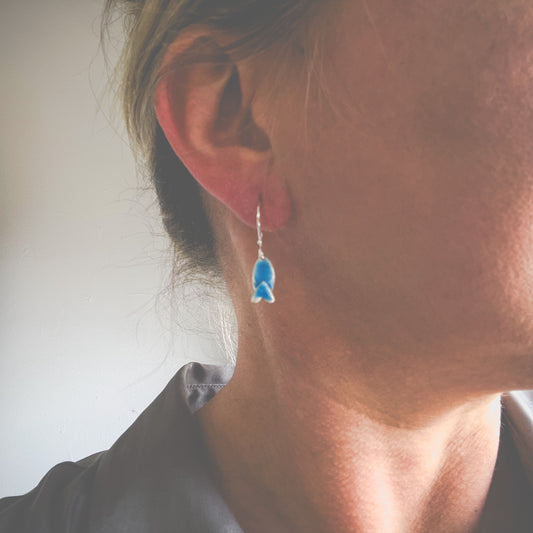 Lofoten Jewelry Farbkleckse Ohrringe – Liebesfisch Wasserblau