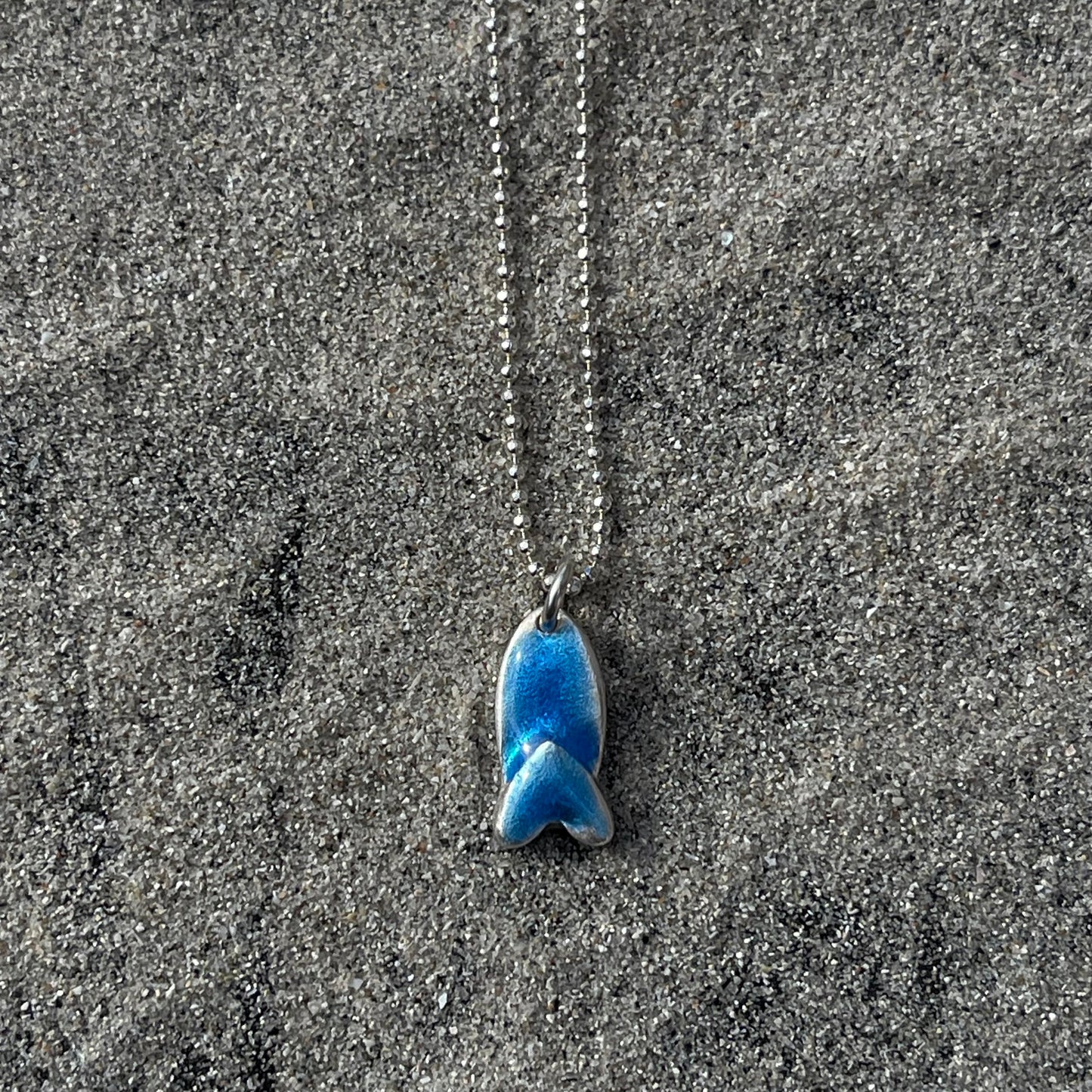 Lofoten Jewelry Farbkleckse Halskette – Liebesfisch /wasserblau