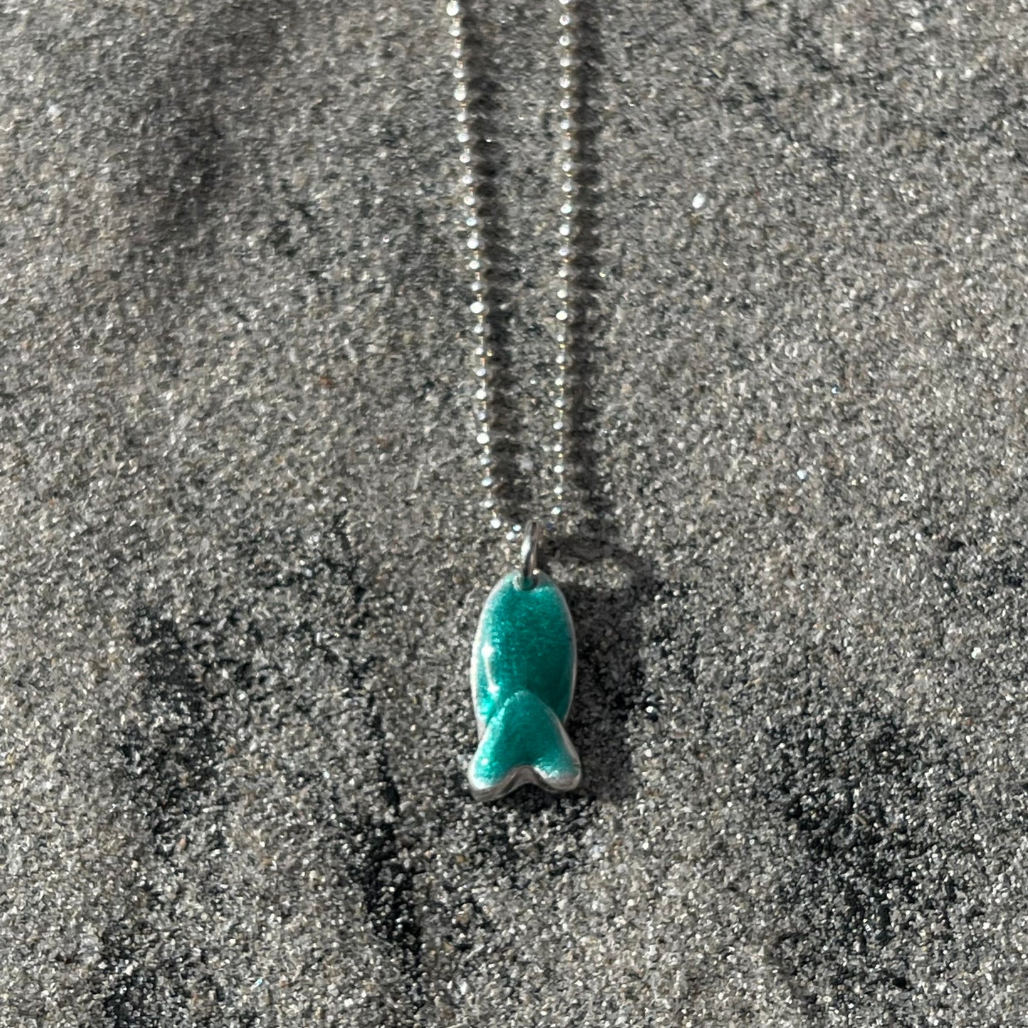 Lofoten Jewelry Farbkleckse Halskette – Liebesfisch / Seegrün