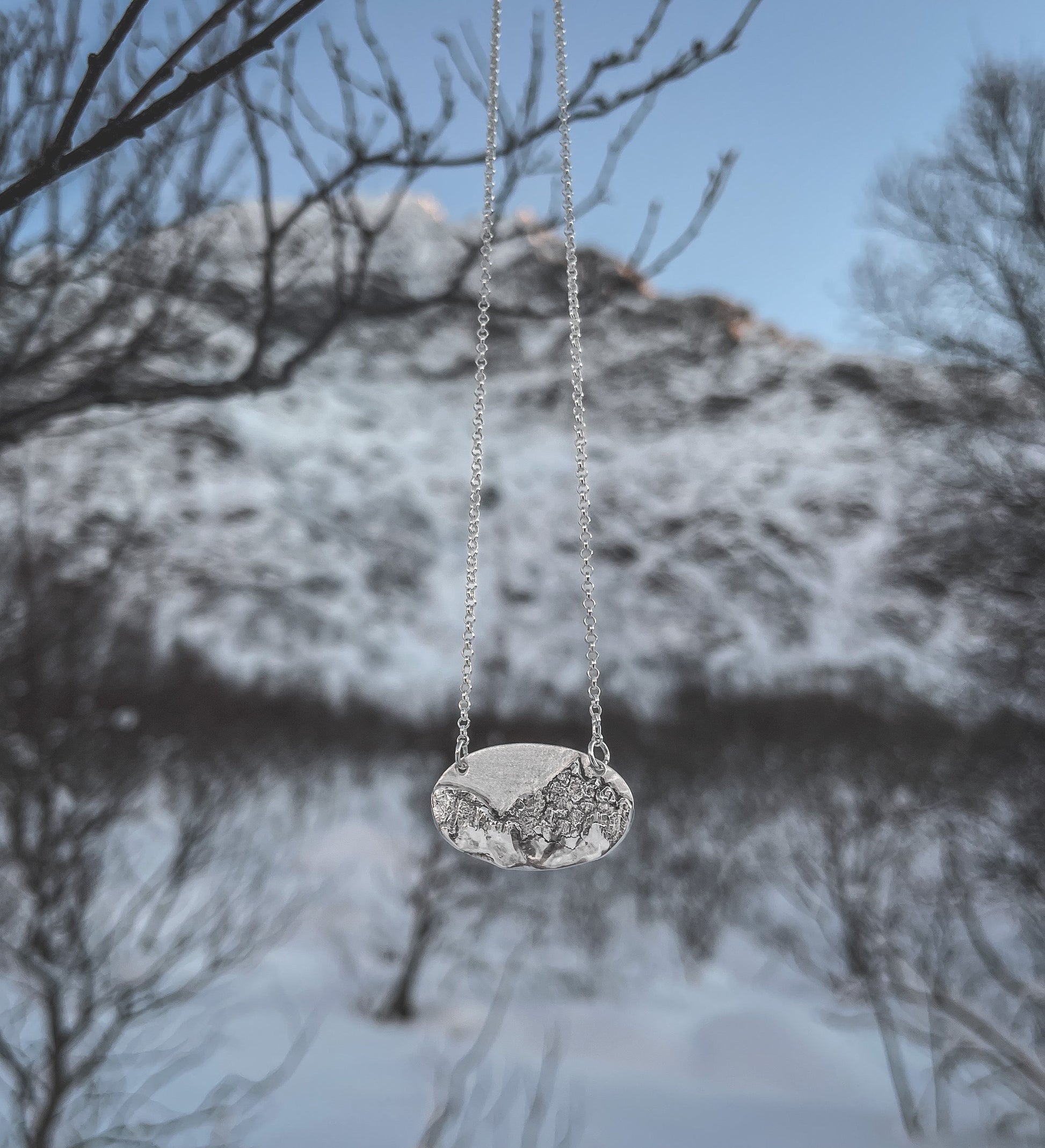 Håndlaget Higravtinden fjellsmykke i sølv fra Lofoten Jewelry