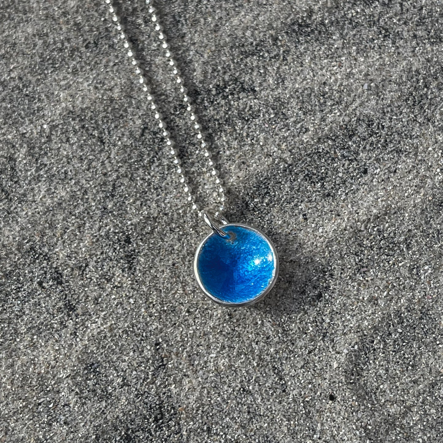 Lofoten Jewelry Farbkleckse Halskette – Glasemaille rund/waterblue