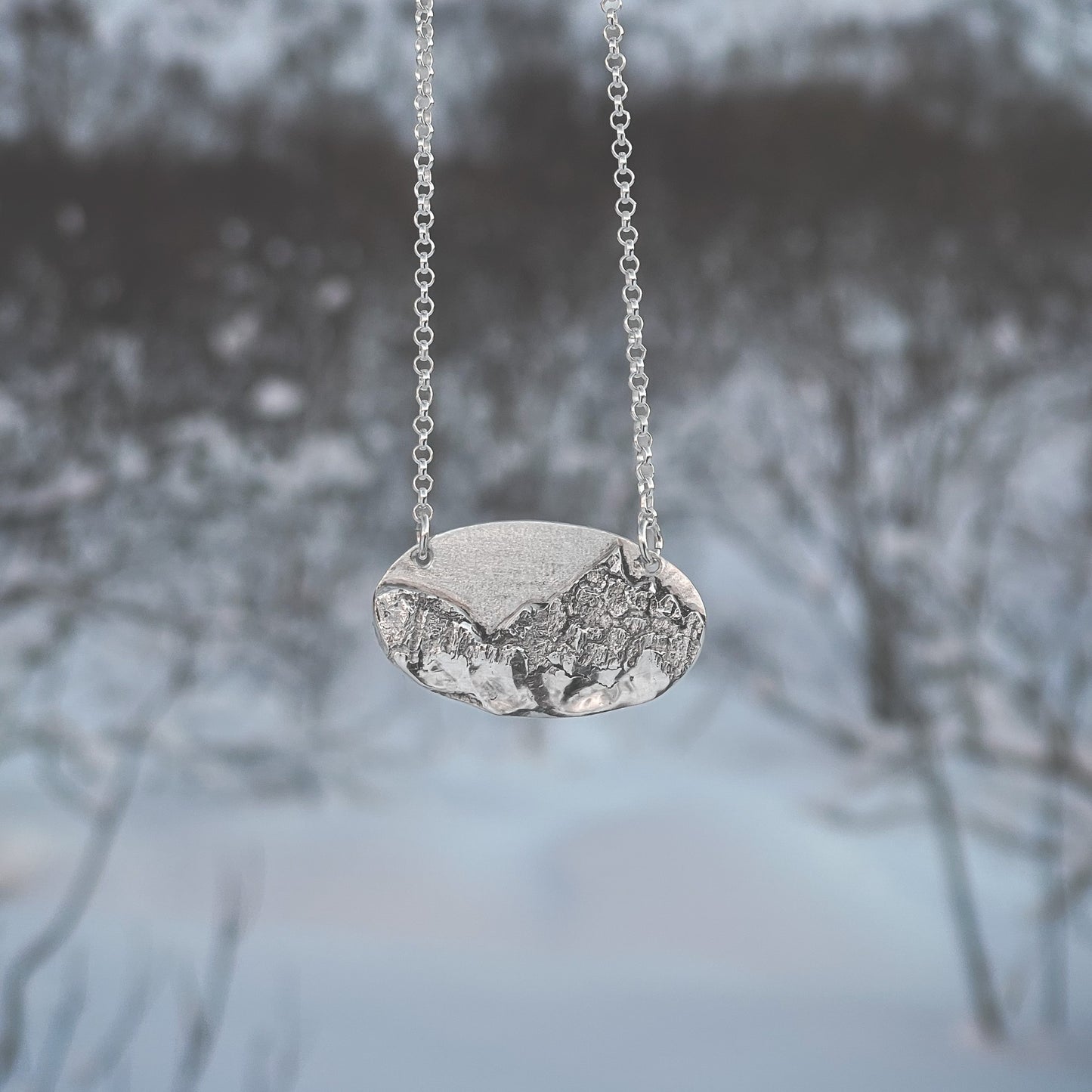 Håndlaget Higravtinden fjellsmykke i sølv fra Lofoten Jewelry