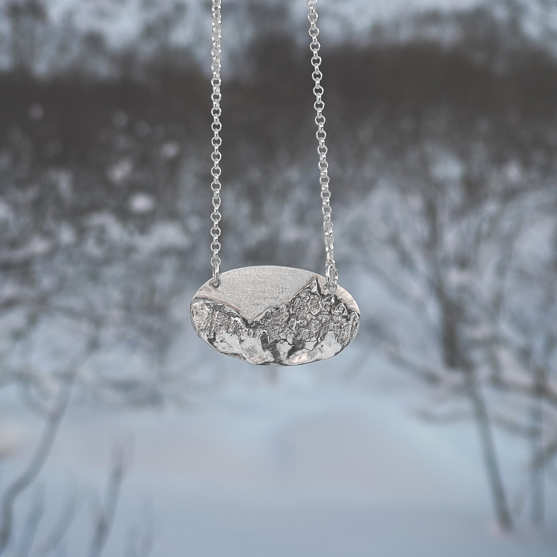 Håndlaget Higravtinden fjellsmykke i sølv fra Lofoten Jewelry