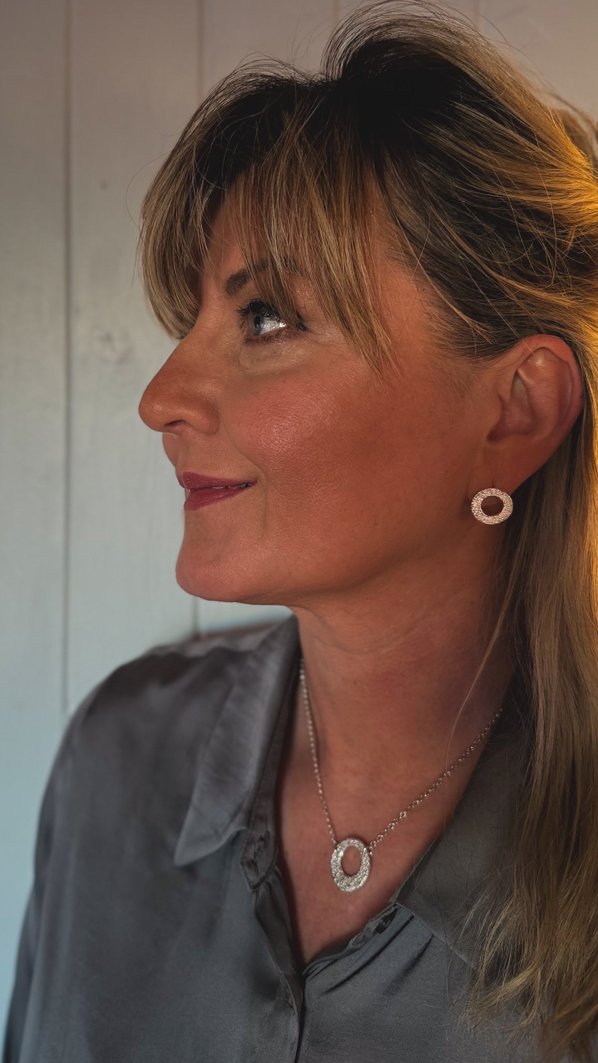 SandSpor – Rundt sølvanheng med kjede | Lofoten Jewelry