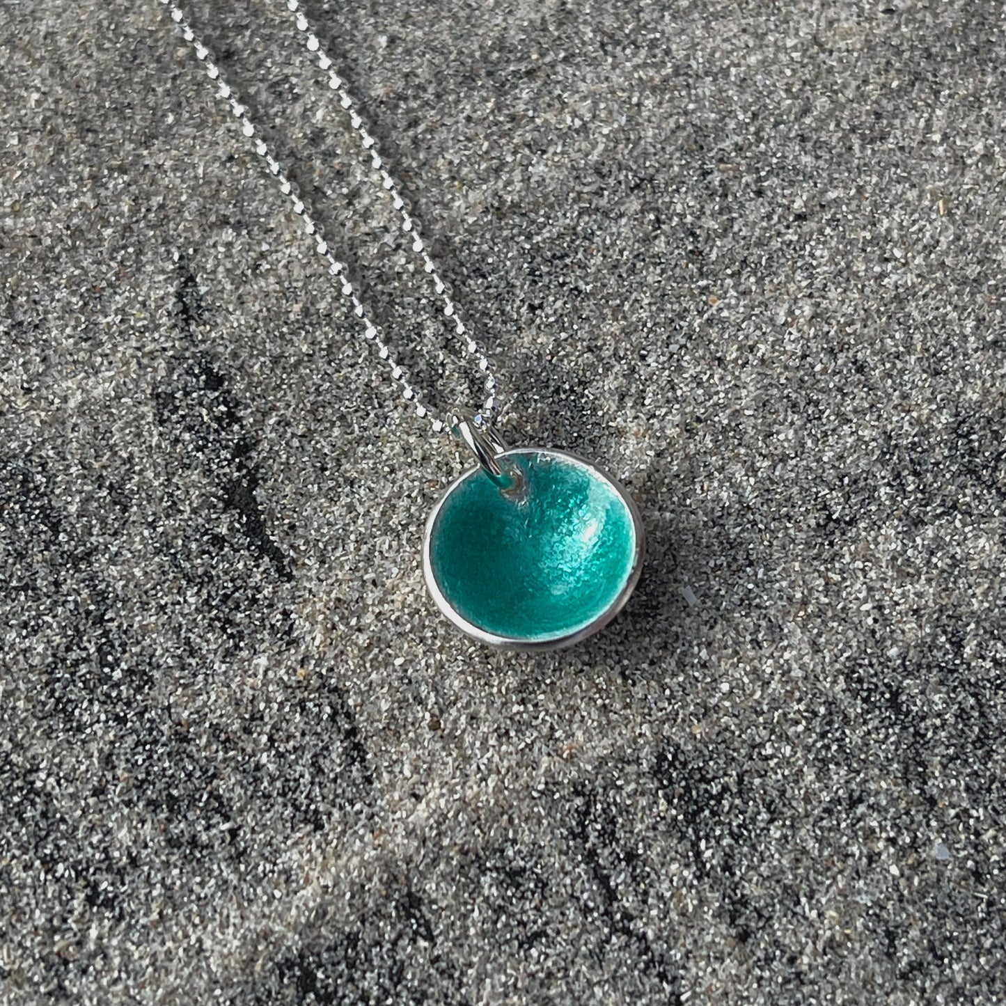 Lofoten Jewelry Farbkleckse Halskette – Glasemaille / Seegrün