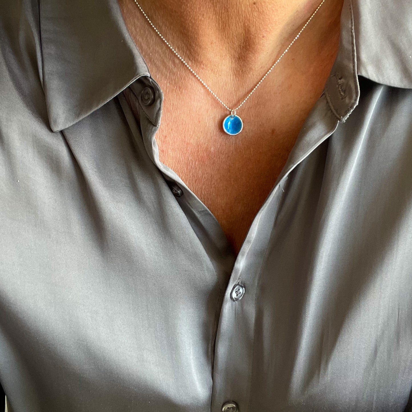 Lofoten Jewelry Farbkleckse Halskette – Glasemaille rund/waterblue