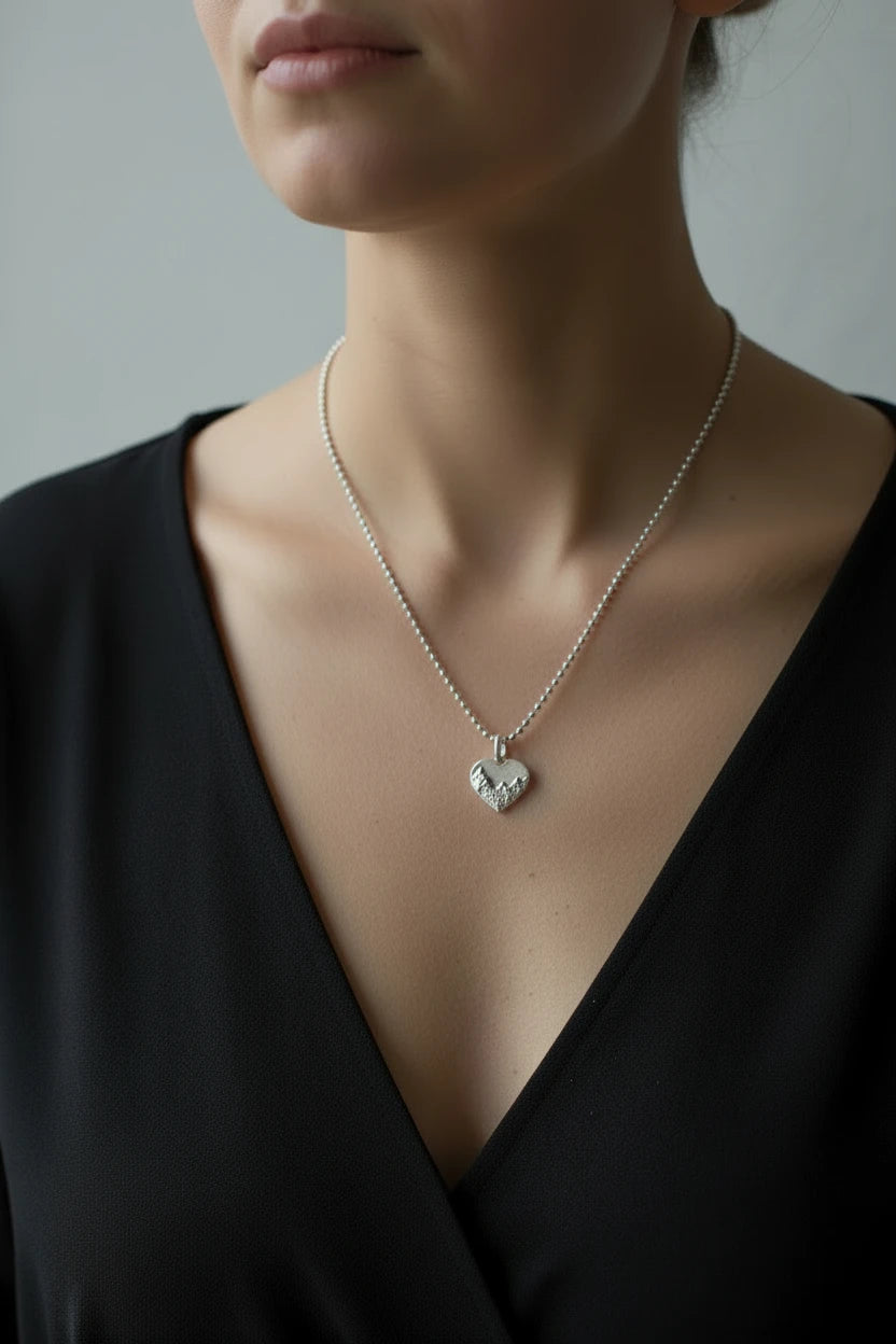 Håndlaget Fjellkjærlighet hjertesmykke i sølv fra Lofoten Jewelry