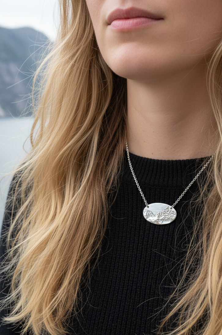 Håndlaget Higravtinden fjellsmykke i sølv fra Lofoten Jewelry